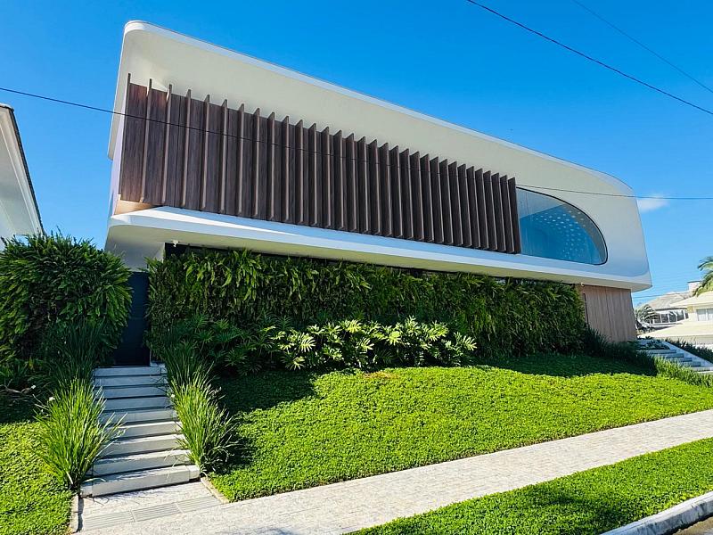 Casa de alto padro  venda em Jurer Internacional, Florianpolis, com piscina de borda infinita