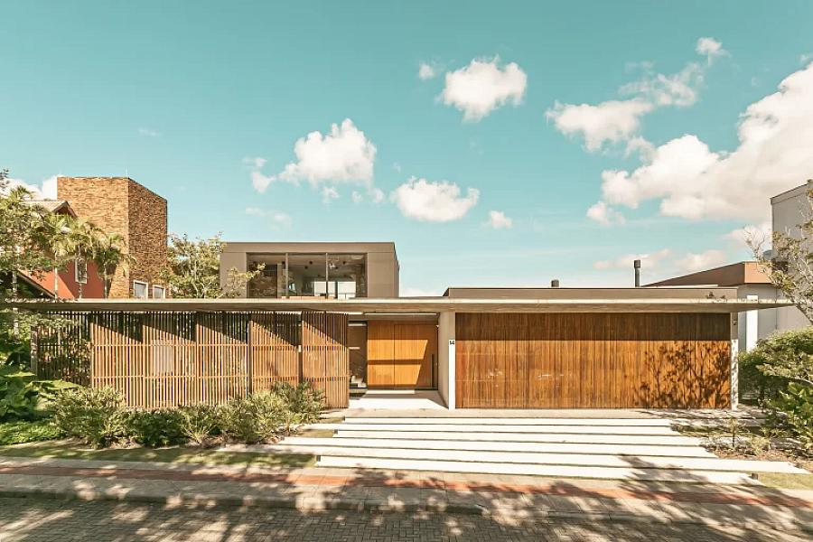 Casa  venda no Cacup, Florianpolis, com vista para o mar e arquitetura premiada