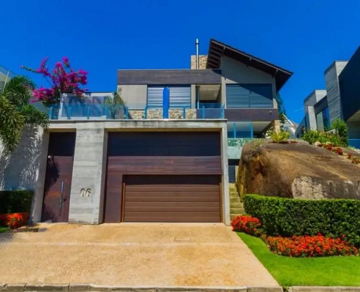 Casa  venda no Cacup, Florianpolis, com vista para o mar e piscina com borda infinita