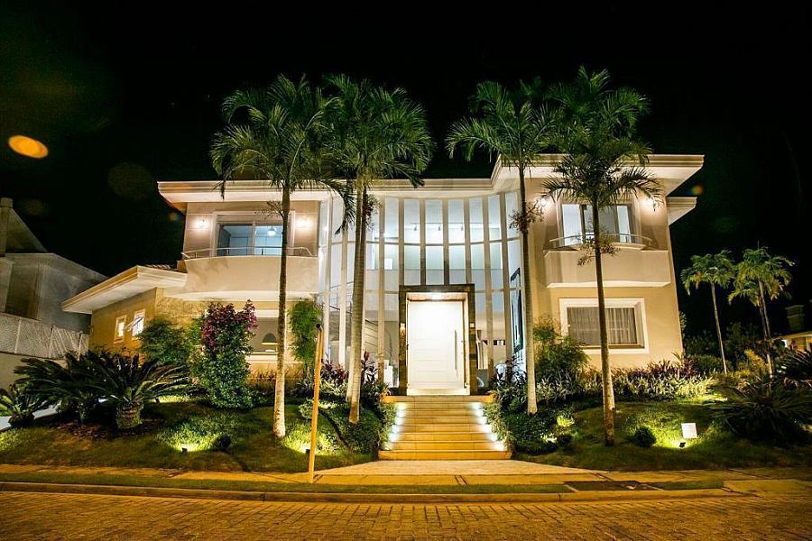 Casa  venda em Jurer Internacional com piscina, jardim iluminado e amplo terreno