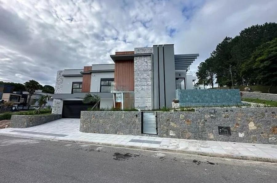 Casa  venda na Pedra Branca, Palhoa, com piscina e automao completa